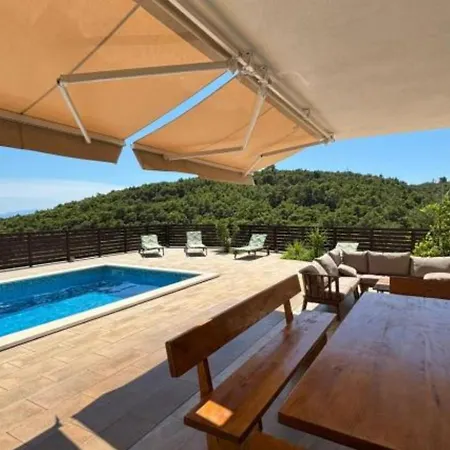 Coral Vila Novo Selo (Brac)